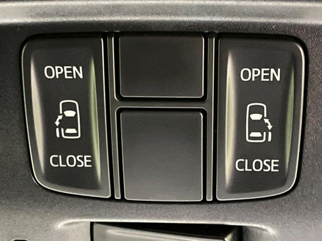 【両側パワースライドドア】スマートキーや運転席のスイッチで後席両側スライドドアの開閉が可能♪電動だから力を入れてドアを開ける必要が無く、小さなお子様でも簡単に開け閉めでき快適です♪