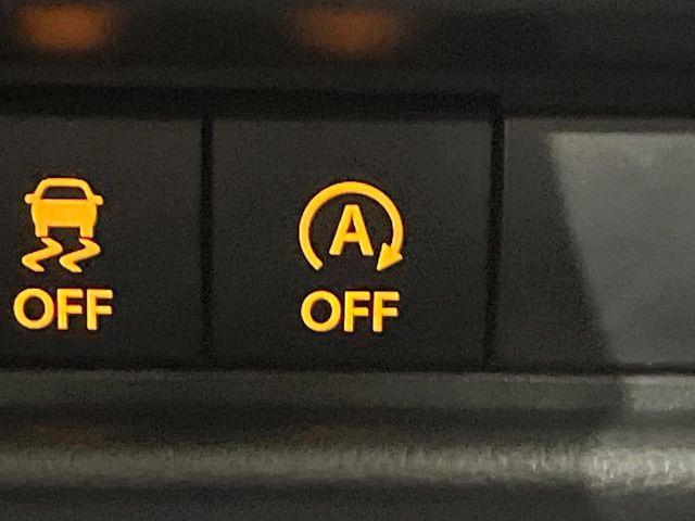 【アイドリングストップ】赤信号や渋滞で停車した際にエンジンを停止し、無駄な燃料の消費を抑えます。燃費向上や環境保護につなげる機能♪エンジンはブレーキを離せば再始動します。