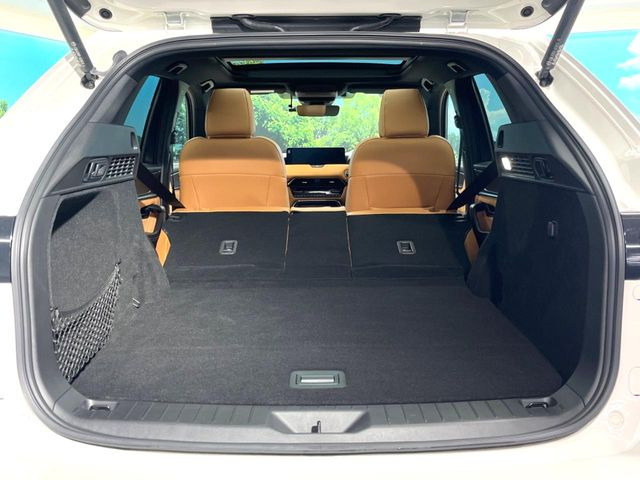 ���i�̂���������ʋ΁A���}���ɏ\���ȉ׎��X�y�[�X���m�ۂ��Ă���܂��B�Z�J���h�V�[�g��|���ƁA�傫�ȉו��̐ύڂ��\�ł���