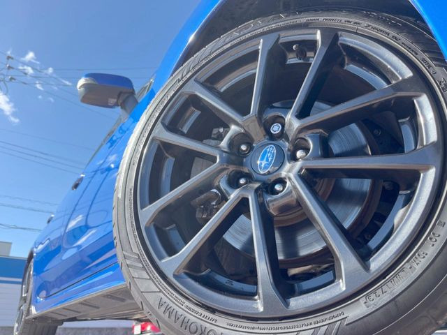 �y����18�C���`�A���~�z�C�[���z�O�ςɃ}�b�`���������A���~�z�C�[���𑕒����Ă���܂��B�e��ЊO�A���~�z�C�[����A�X�^�b�h���X�^�C�����戵�����Ă���܂��B���񂲑��k����������