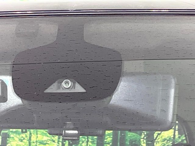 【インテリジェントエマージェンシーブレーキ】フロントカメラで前方の車両や歩行者を検知。衝突しそうな時は衝突被害軽減ブレーキが作動、衝突回避をサポート。より安全にドライブをお楽しみいただけます。