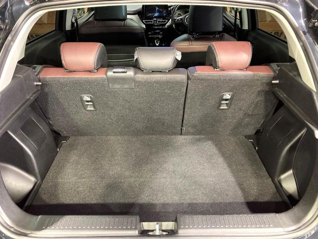 ���i�̂���������ʋ΁A���}���ɏ\���ȉ׎��X�y�[�X���m�ۂ��Ă���܂��B�Z�J���h�V�[�g��|���ƁA�傫�ȉו��̐ύڂ��\�ł���