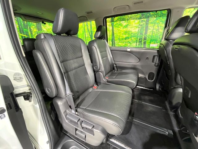 後部座席も気になるようなキズ・汚れやへたり等、大きなダメージはなく、良好な状態です。