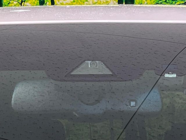 【トヨタセーフティセンス】走行中に前方の車両等を認識し、衝突しそうな時は警報とブレーキで衝突回避と被害軽減をアシスト。より安全にドライブをお楽しみいただけます。