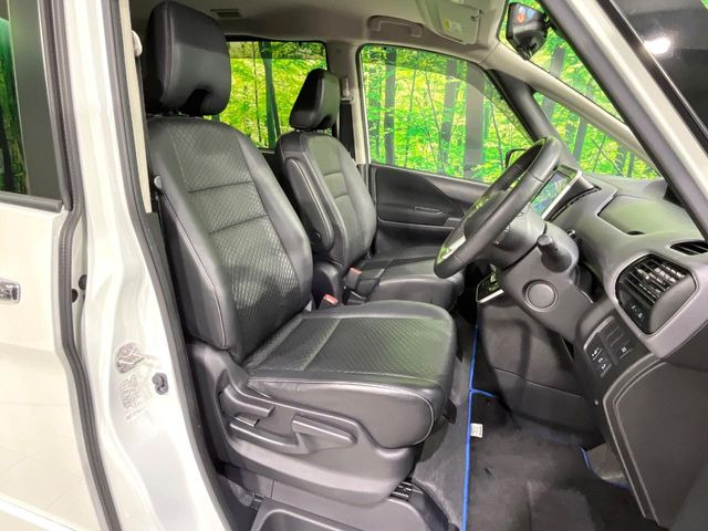 運転席シート廻りは使用感も少なく、良好な状態となっています。丁寧に使われていたことがよくわかりますね。