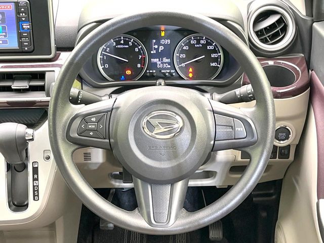 �C���e���A�ɍ��킹���f�U�C���̃X�e�A�����O�́A�^�]�������̂��Ƃ��l���A�^�]���₷���`��A�傫���ł��B�����x�A���ۂɐG���Ă��m���߂��������B