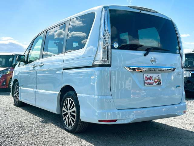 ���X�ł͌y�����Ԃ��畁�ʎԂ܂ŕ��L���I�[�����[�J�[�̎Ԏ�E�F�E�O���[�h��L�x�ɑ����Ă���܂��B