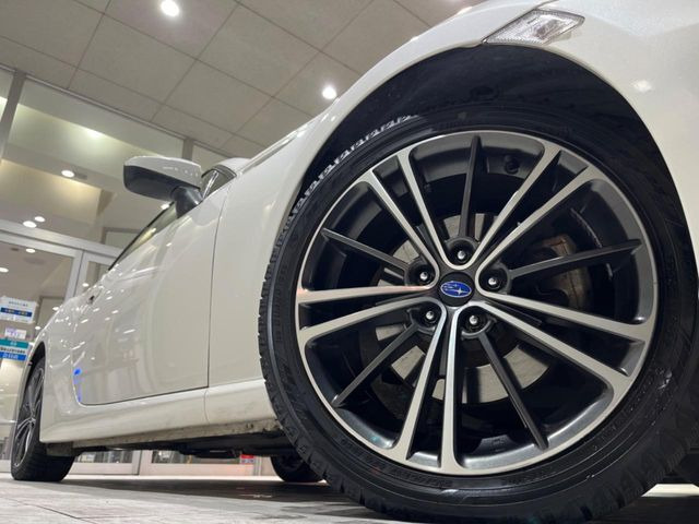 �y����17�C���`�A���~�z�C�[���z�O�ςɃ}�b�`���������A���~�z�C�[���𑕒����Ă���܂��B�e��ЊO�A���~�z�C�[����A�X�^�b�h���X�^�C�����戵�����Ă���܂��B���񂲑��k����������