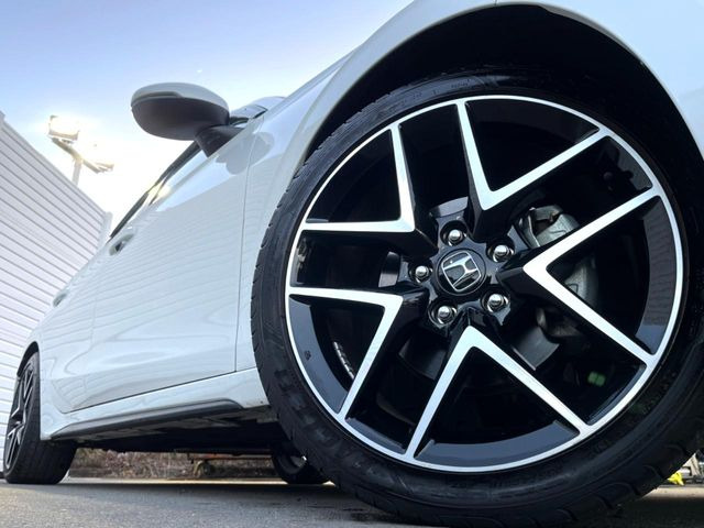 �y����18�C���`�A���~�z�C�[���z�O�ςɃ}�b�`���������A���~�z�C�[���𑕒����Ă���܂��B�e��ЊO�A���~�z�C�[����A�X�^�b�h���X�^�C�����戵�����Ă���܂��B���񂲑��k����������