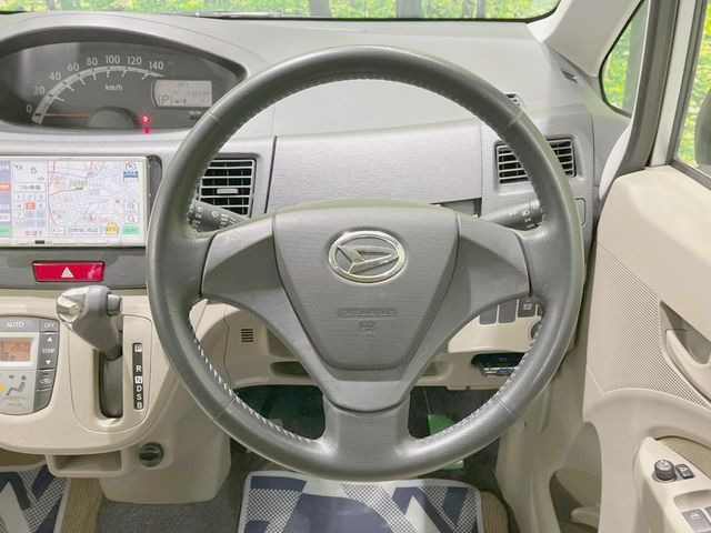 �C���e���A�ɍ��킹���f�U�C���̃X�e�A�����O�́A�^�]�������̂��Ƃ��l���A�^�]���₷���`��A�傫���ł��B�����x�A���ۂɐG���Ă��m���߂��������B