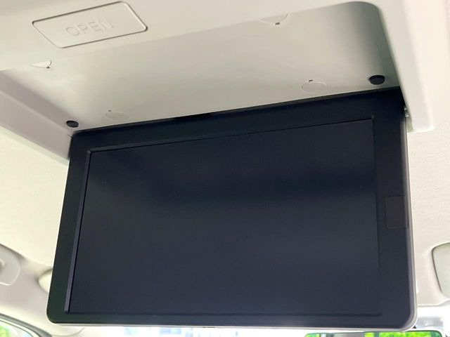 【フリップダウンモニター】大画面モニターで後席でもエンタメをお楽しみいただけます。小さなお子様にも大人気の装備です♪