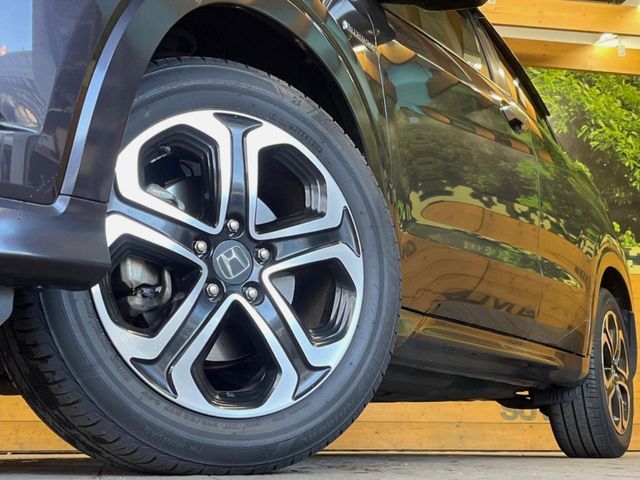 【グレード専用純正17インチアルミホイール】デザイン性の高い純正アルミホイールを装着しております。各種社外アルミホイールや、スタッドレスタイヤも取扱いしております。是非ご相談ください♪