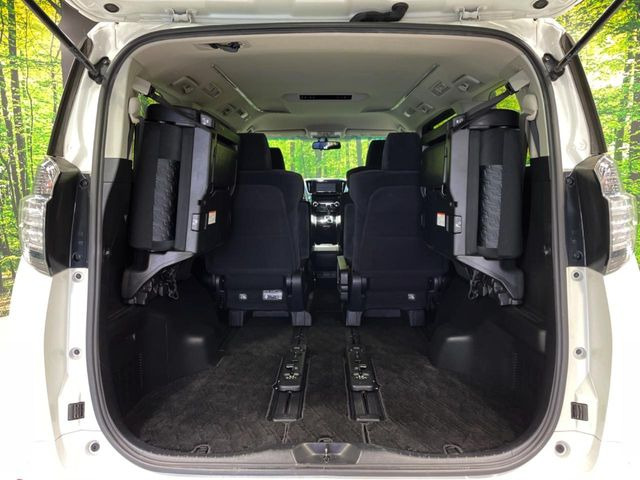 後席を格納すると、これだけの広さが!シーンに合わせたシートアレンジで、大きな荷物も積むことが出来ます♪