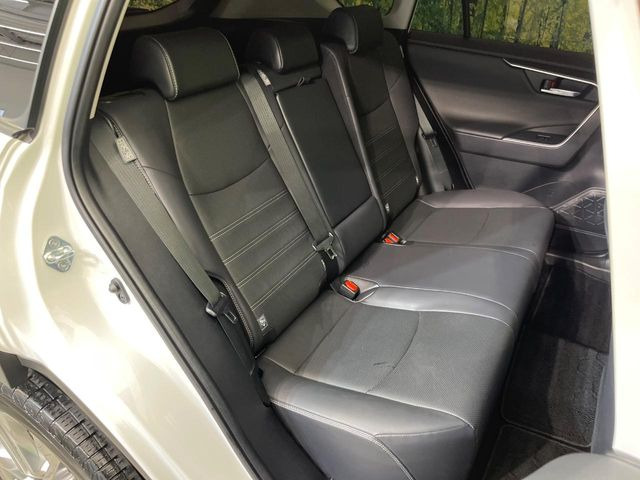 後部座席も気になるようなキズ・汚れやへたり等、大きなダメージはなく、良好な状態です。