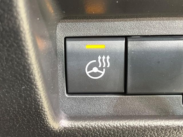 【ステアリングヒーター】冬場に冷たくなりやすい革巻きステアリングを、スイッチ一つで素早く適温に!エアコンよりも早く温まってくれるので、寒い日の運転も快適になりますね♪