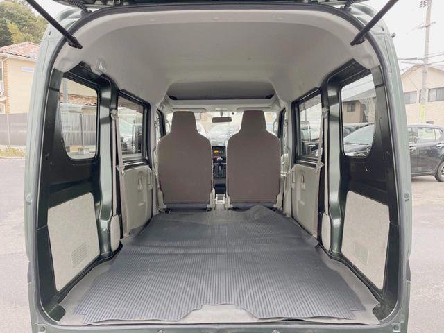 ���i�̂���������ʋ΁A���}���ɏ\���ȉ׎��X�y�[�X���m�ۂ��Ă���܂��B�Z�J���h�V�[�g��|���ƁA�傫�ȉו��̐ύڂ��\�ł���