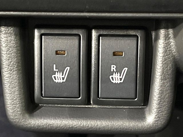 【シートヒーター】寒い日に重宝するシートヒーター!エアコンより早く温まってくれるので寒がりの人も安心ですね♪エアコンの温風は乾燥するから苦手、という方にもをおすすめです。