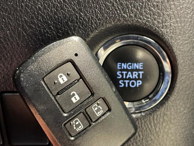 【スマートキー】カバンやポケットに入れたままでもドアの施錠・解錠が可能なスマートキーを装備。エンジンのオン・オフ時もカギを取り出す必要が無いからとっても便利です♪