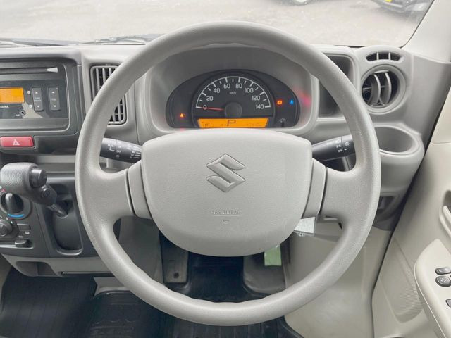 �C���e���A�ɍ��킹���f�U�C���̃X�e�A�����O�́A�^�]�������̂��Ƃ��l���A�^�]���₷���`��A�傫���ł��B�����x�A���ۂɐG���Ă��m���߂��������B