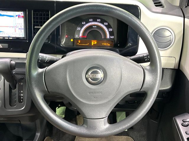 �C���e���A�ɍ��킹���f�U�C���̃X�e�A�����O�́A�^�]�������̂��Ƃ��l���A�^�]���₷���`��A�傫���ł��B�����x�A���ۂɐG���Ă��m���߂��������B