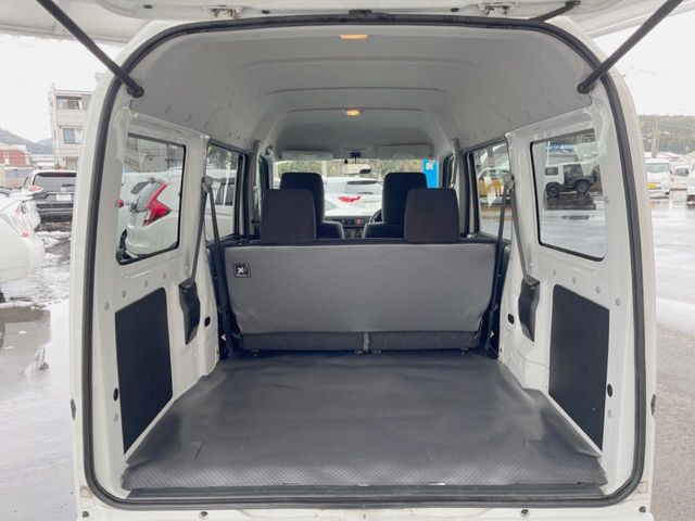 ���i�̂���������ʋ΁A���}���ɏ\���ȉ׎��X�y�[�X���m�ۂ��Ă���܂��B�Z�J���h�V�[�g��|���ƁA�傫�ȉו��̐ύڂ��\�ł���