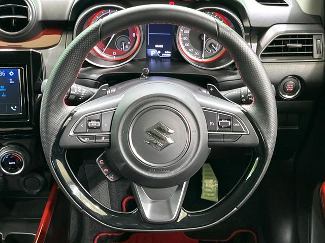 �C���e���A�ɍ��킹���f�U�C���̃X�e�A�����O�́A�^�]�������̂��Ƃ��l���A�^�]���₷���`��A�傫���ł��B�����x�A���ۂɐG���Ă��m���߂��������B