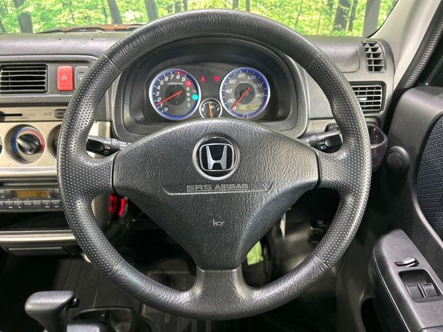 �C���e���A�ɍ��킹���f�U�C���̃X�e�A�����O�́A�^�]�������̂��Ƃ��l���A�^�]���₷���`��A�傫���ł��B�����x�A���ۂɐG���Ă��m���߂��������B