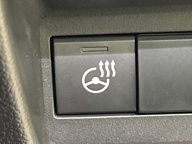 【ステアリングヒーター】冬場に冷たくなりやすい革巻きステアリングを、スイッチ一つで素早く適温に!エアコンよりも早く温まってくれるので、寒い日の運転も快適になりますね♪