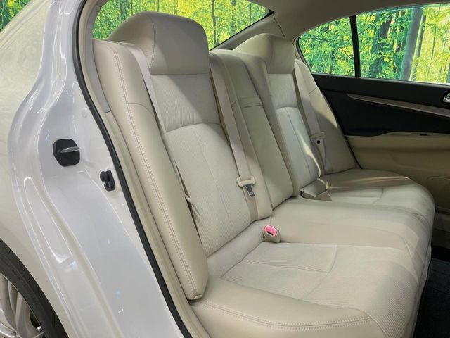 広々とした2列目シートは居住性が高く、居心地も快適!友達や家族とのお出かけにぴったりです。ベビーシートやチャイルドシート使用時も快適にお過ごしいただける十分な空間を確保しています。