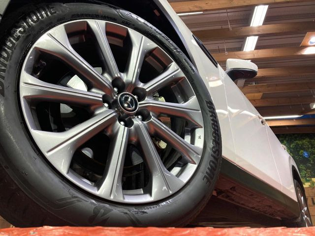 【純正20インチアルミホイール】外観にマッチした純正アルミホイールを装着しております。各種社外アルミホイールや、スタッドレスタイヤも取扱いしております。是非ご相談ください♪