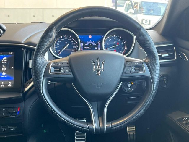 ���}���`�t�@���N�V�����X�e�A�����O:�n���h���̍��E�̃{�^���ŃI�[�f�B�I�̑I���≹�ʂ̒��߂��\�ł��B�n���h�����������������ł���̂ň��S�ł��ˁ�