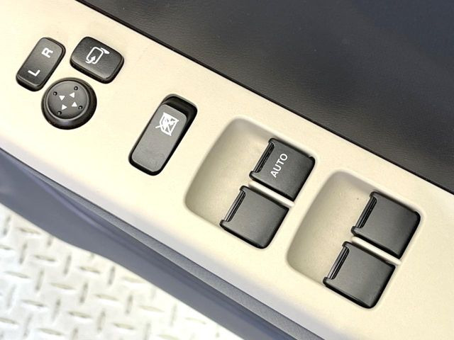 �y�d���i�[�~���[�z�T�C�h�~���[�͓d���i�[���ƂȂ��Ă���A�������ԏ�ł��L�Y�������X�N��}�����܂��B