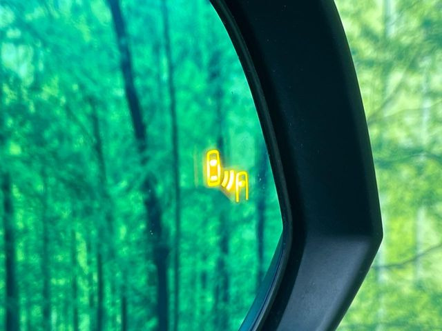 【ブラインドスポットモニター】走行中、ドアミラーの死角になりやすい箇所に後続車が接近するとサイドミラーのレンズに警告を表示!ドライバーに注意喚起をしてくれます。