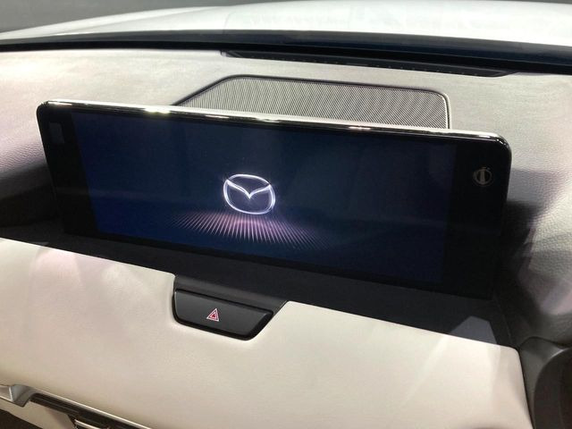 【12.3インチマツダコネクト】車内の雰囲気にマッチした大型ディスプレイ。スマホ接続でのナビ使用やBluetooth再生等、様々な機能が楽しめます。直感的なダイヤル操作が可能で、使い勝手も良好です。