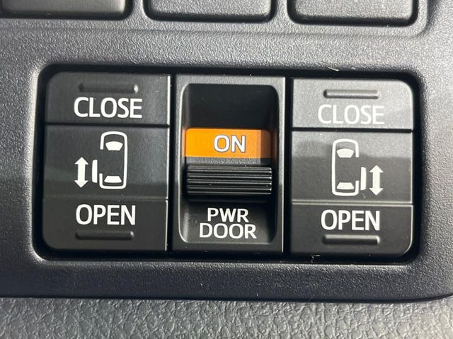 【両側パワースライドドア】スマートキーや運転席のスイッチで後席両側スライドドアの開閉が可能♪電動だから力を入れてドアを開ける必要が無く、小さなお子様でも簡単に開け閉めでき快適です♪