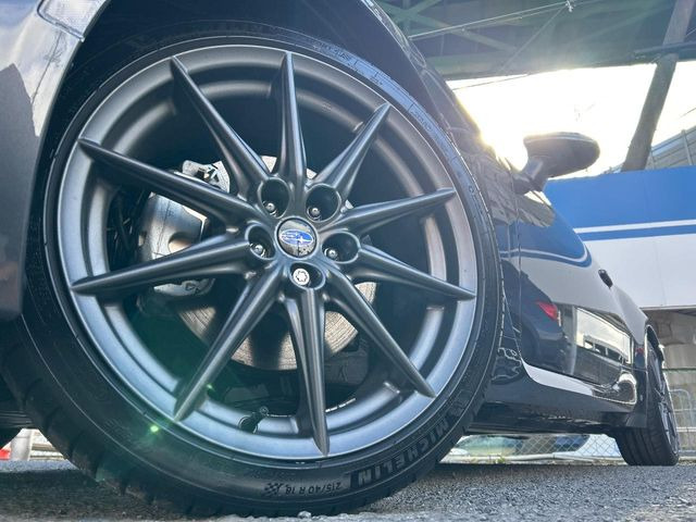 �y����18�C���`�A���~�z�C�[���z�O�ςɃ}�b�`���������A���~�z�C�[���𑕒����Ă���܂��B�e��ЊO�A���~�z�C�[����A�X�^�b�h���X�^�C�����戵�����Ă���܂��B���񂲑��k����������