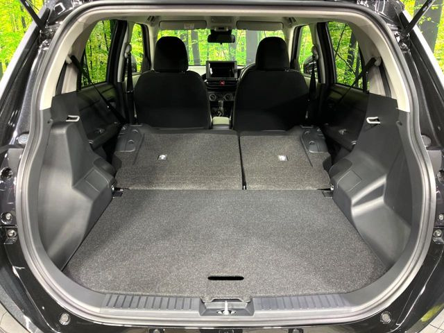 ���i�̂���������ʋ΁A���}���ɏ\���ȉ׎��X�y�[�X���m�ۂ��Ă���܂��B�Z�J���h�V�[�g��|���ƁA�傫�ȉו��̐ύڂ��\�ł���