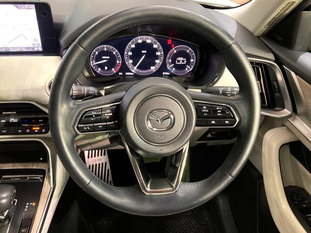 【ステアリングヒーター】冬場に冷たくなりやすい革巻きステアリングを、スイッチ一つで素早く適温に!エアコンよりも早く温まってくれるので、寒い日の運転も快適になりますね♪