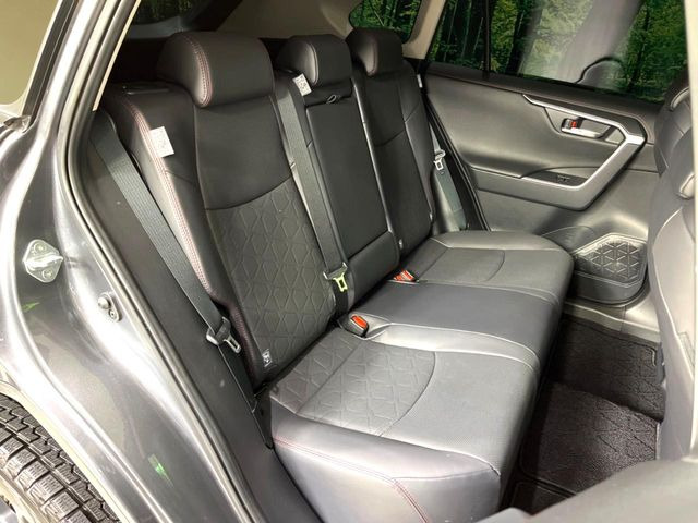 後部座席も気になるようなキズ・汚れやへたり等、大きなダメージはなく、良好な状態です。