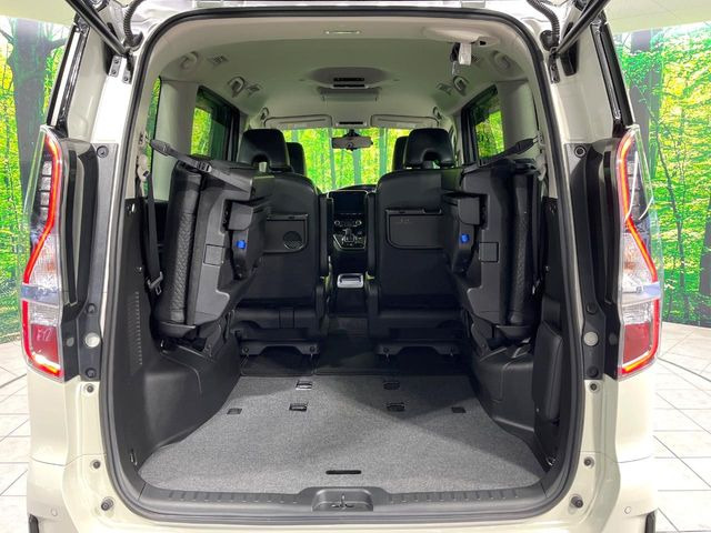 普段のお買い物や通勤、送迎等に十分な荷室スペースを確保しております。セカンドシートを倒すと、大きな荷物の積載も可能です♪