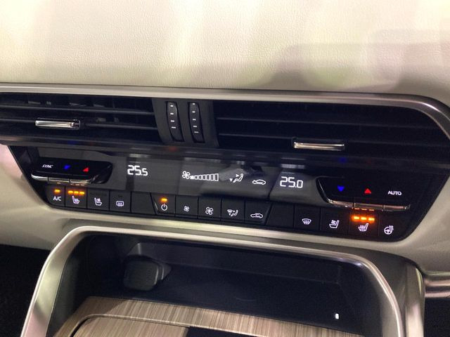 【シートベンチレーション】夏場は涼しい風でお尻や背中の熱やムレを防ぎ、冬はエアコンよりも早く温まってポカポカに!季節を問わず快適に過ごせます。