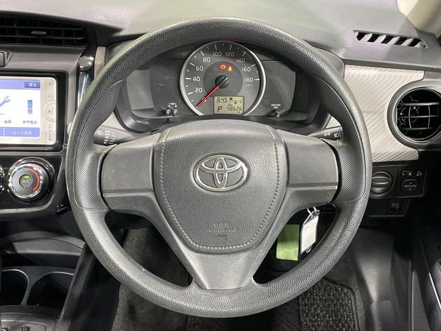 �C���e���A�ɍ��킹���f�U�C���̃X�e�A�����O�́A�^�]�������̂��Ƃ��l���A�^�]���₷���`��A�傫���ł��B�����x�A���ۂɐG���Ă��m���߂��������B