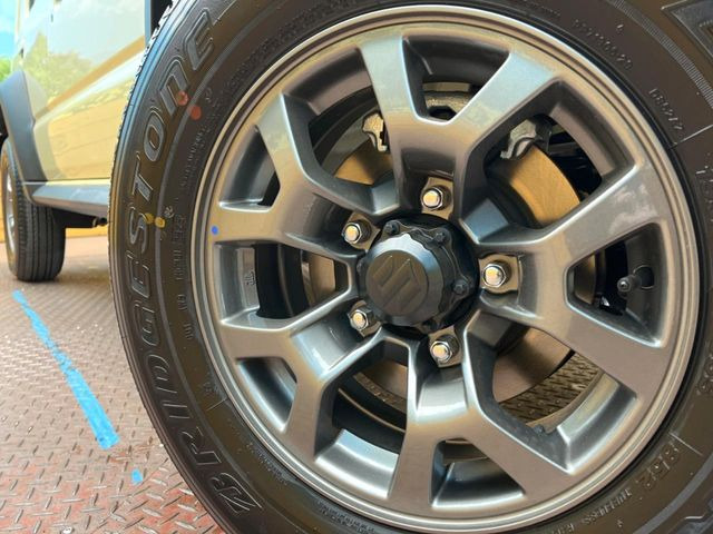 �y����15�C���`�A���~�z�C�[���z�O�ςɃ}�b�`���������A���~�z�C�[���𑕒����Ă���܂��B�e��ЊO�A���~�z�C�[����A�X�^�b�h���X�^�C�����戵�����Ă���܂��B���񂲑��k����������