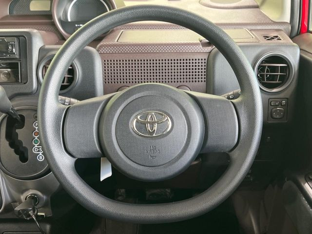 �C���e���A�ɍ��킹���f�U�C���̃X�e�A�����O�́A�^�]�������̂��Ƃ��l���A�^�]���₷���`��A�傫���ł��B�����x�A���ۂɐG���Ă��m���߂��������B