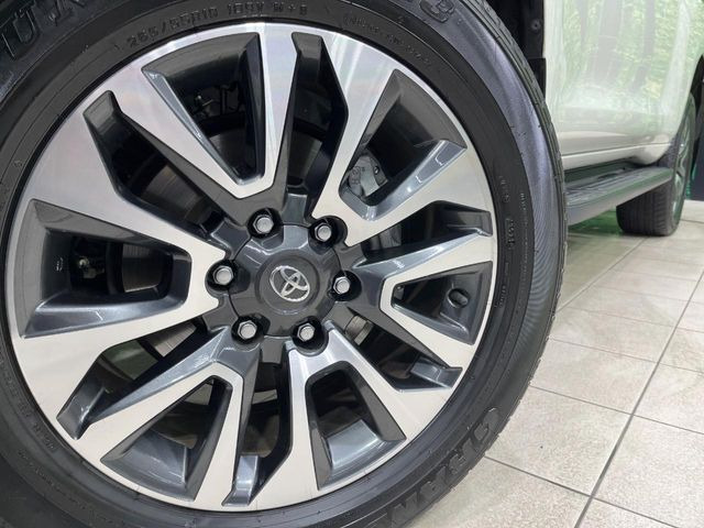 �y����18�C���`�A���~�z�C�[���z�O�ςɃ}�b�`���������A���~�z�C�[���𑕒����Ă���܂��B�e��ЊO�A���~�z�C�[����A�X�^�b�h���X�^�C�����戵�����Ă���܂��B���񂲑��k����������