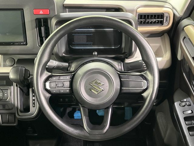 �C���e���A�ɍ��킹���f�U�C���̃X�e�A�����O�́A�^�]�������̂��Ƃ��l���A�^�]���₷���`��A�傫���ł��B�����x�A���ۂɐG���Ă��m���߂��������B