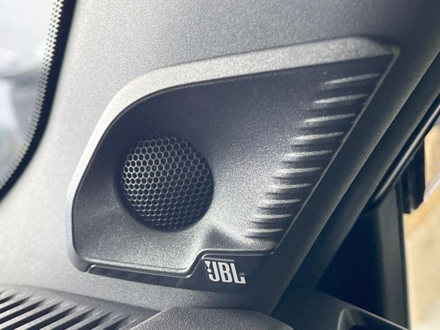 �yJBL�v���~�A���T�E���h�V�X�e���z���[�J�[�I�v�V�����̍��i�ʃT�E���h�V�X�e���𓋍ځB��p�̃`���[�j���O���{���ꂽ�召�l�X�ȃX�s�[�J�[����ǎ��ȃT�E���h���t�ł��A�Տꊴ���ӂ�鉹����Ԃ����o���܂��B