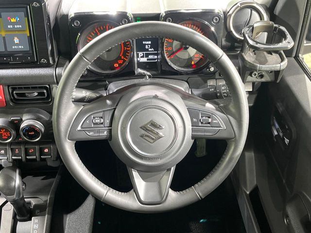 �C���e���A�ɍ��킹���f�U�C���̃X�e�A�����O�́A�^�]�������̂��Ƃ��l���A�^�]���₷���`��A�傫���ł��B�����x�A���ۂɐG���Ă��m���߂��������B