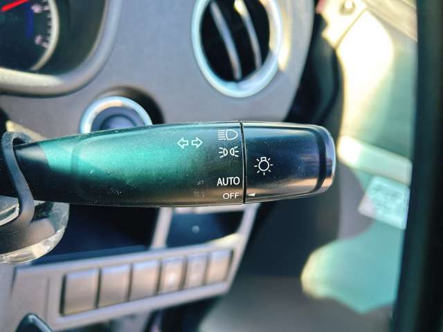 �y�I�[�g���C�g�z�ԊO�̖��邳�����m���āA�����I�Ƀw�b�h���C�g��_�����Ă���܂���g���l���𑖍s����ۂɂ��A�����I�ɓ_�����Ă���ĕ֗��ȑ�����1�ł���