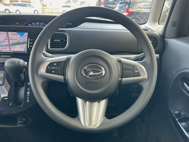 �C���e���A�ɍ��킹���f�U�C���̃X�e�A�����O�́A�^�]�������̂��Ƃ��l���A�^�]���₷���`��A�傫���ł��B�����x�A���ۂɐG���Ă��m���߂��������B